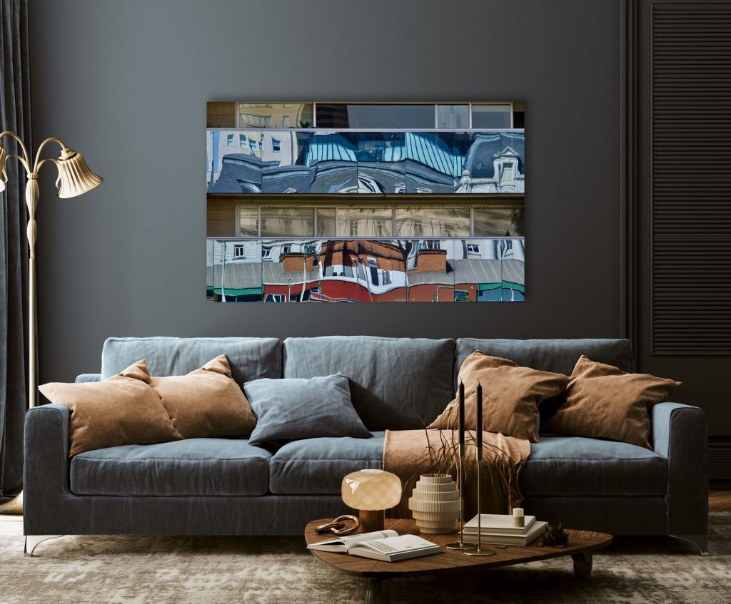 Luxuriöser Wohnraum. Luxuriöse Einrichtung. XL Digitaldruck auf Acryl Alu Dibond. Fotodruck "Buenos Aires" auf dunklergrauer Wand. Graues Sofa mit braunen Kissen. Luxury living room. Luxury interior. large digital print on acrylic alu dibond. Image "Buenos Aires" on darkgrey colored wall. grey sofa with brown pillows.