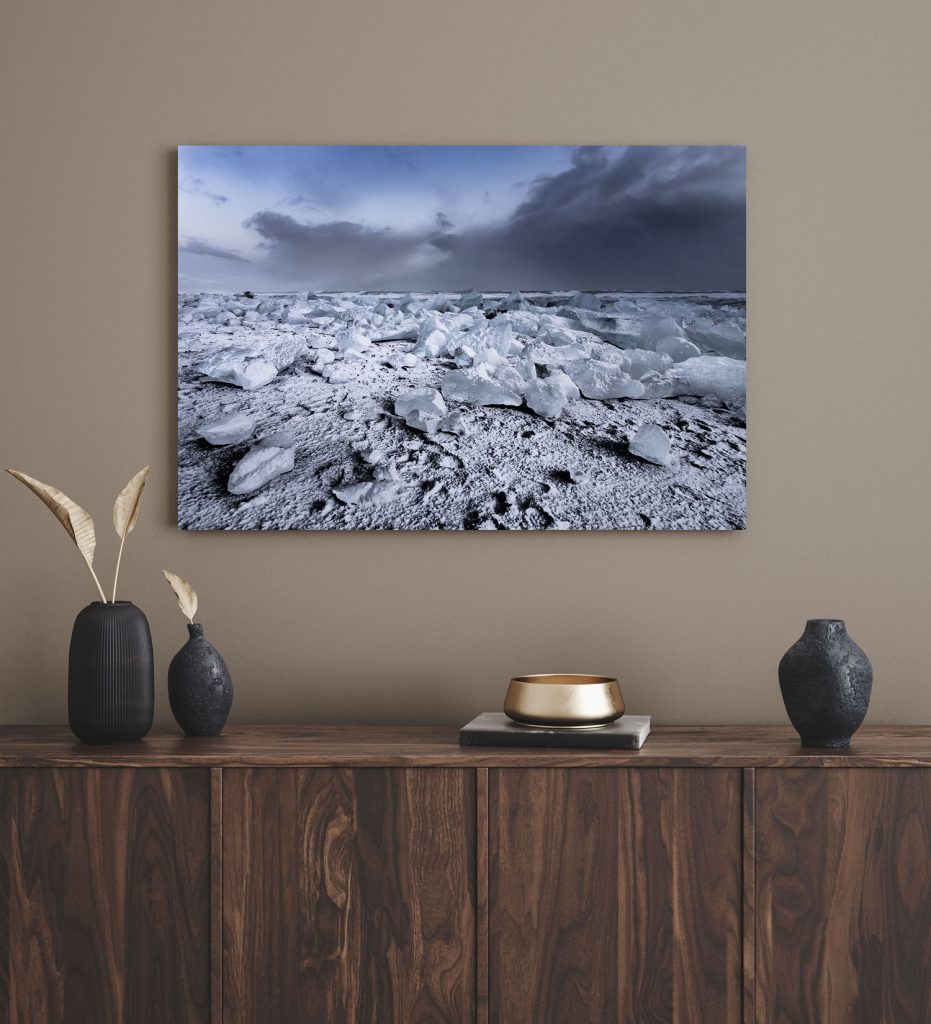 Luxuriöser Wohnraum. Luxuriöse Einrichtung. Bild "icy coast" auf dunkelbeiger Wand. Luxury living room. Luxury interior. Image "Icy Coast" on dark beige colored wall.