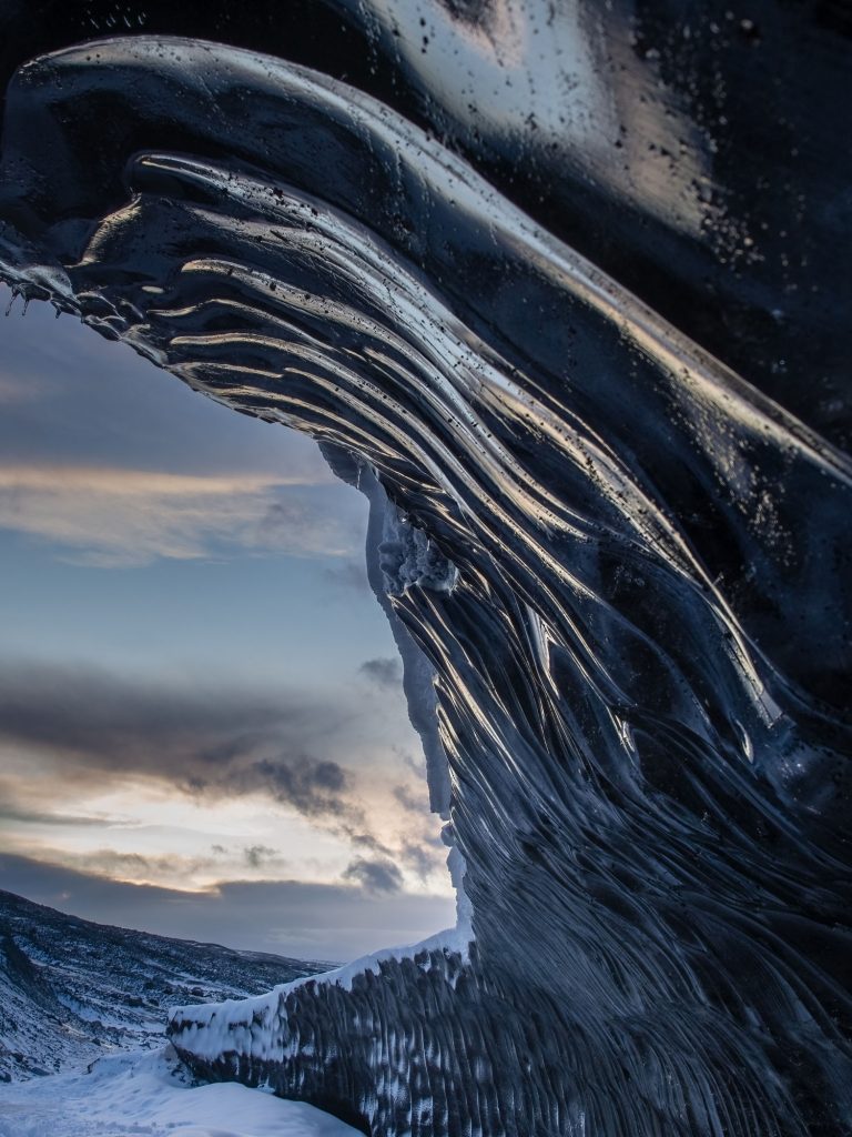 Island. Reisefotografie. Landschaftsfotografie. XL Digitaldruck auf Acryl Alu Dibond. Fotodruck "ice cave" zeigt Ausgang einer Eishöhle auf dem Vatnajökull Gletscher. Eiswelle. Iceland. XL digital print on acrylic alu dibond. Image "Ice Cave" shows exit of an ice cave. blue hour. blue landscape. ice wave. travel photography.landscape photography.