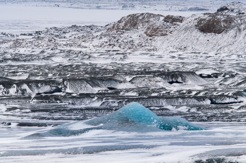 Island. Reisefotografie. Landschaftsfotografie. XL Digitaldruck auf Acryl Alu Dibond. Panoramadruck "Vatnajökull" zeigt Gletschereis türkise Gletschereis-Erhebung auf erodiertem Vulkanfeld, bedeckt mit Schnee. Iceland. Iceland. XL digital print on acrylic alu dibond. Panoramic image "Vatnajökull" shows turquoise glacier ice mountain on eroded volcanic field covered with snow. travel photography. landscape photography.