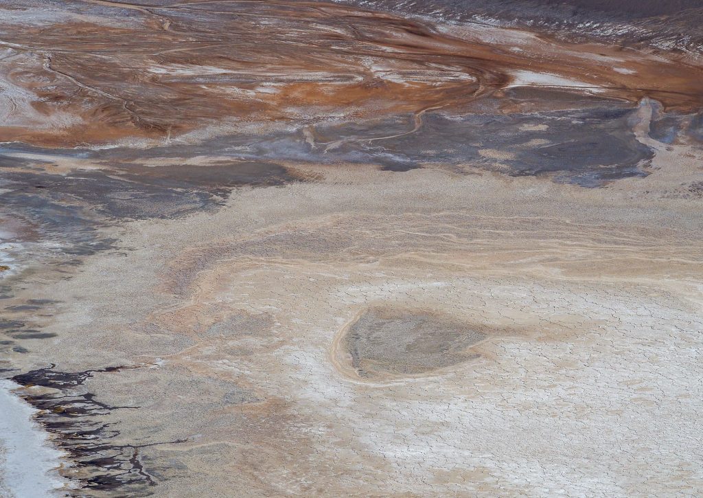 Tschad. Reisefotografie. Landschaftsfotografie. XL Digitaldruck auf Acryl Alu Dibond. Fotodruck "Caldera of Trou au Natron" zeigt Ausschnitt der Caldera des Trou au Natron. Muster durch Salzkrusten und Mineralablagerungen. Chad Republic. XL digital print on acrylic alu dibond. Image "Caldera of Trou au Natron" shows the bottom of a caldera. pattern by salt crusts and mineral deposits. travel photography. landscape fotography.