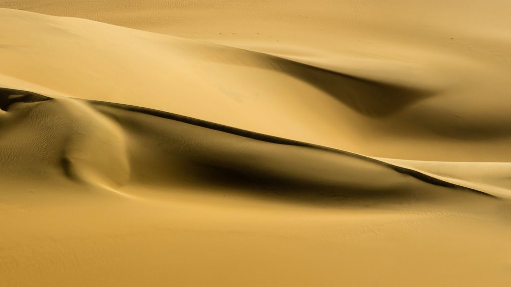 Namibia. Dünen. Landschaftsfotografie. Reisefotografie. XL Digitaldruck auf Acryl Alu Dibond. Panoramadruck "Dunes" zeigt Dünenlandschaft. Licht und Schatten. Sandwüste. XL digital print on acrylic alu dibond. Panoramic image "Dunes" shows desert landscape with dunes, only. Travel photography. Landscape photography.