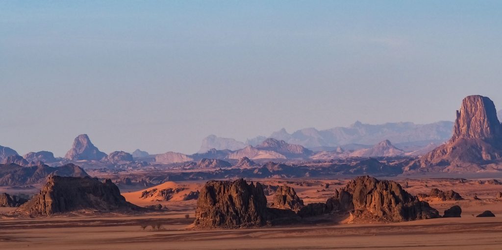 Tschad. Reisefotografie. Landschaftsfotografie. XL Digitaldruck auf Acryl Alu Dibond. Panoramadruck "Vastness of the Desert" zeigt Wüstenlandschaft mit Felsfomationen. Unendliche Weite. Chad Republic. XL digital print on acrylic alu dibond. Panoramic image "Vastness of the desert" shows desert landscape with rock formations. Vastness. travel photography. landscape photography.